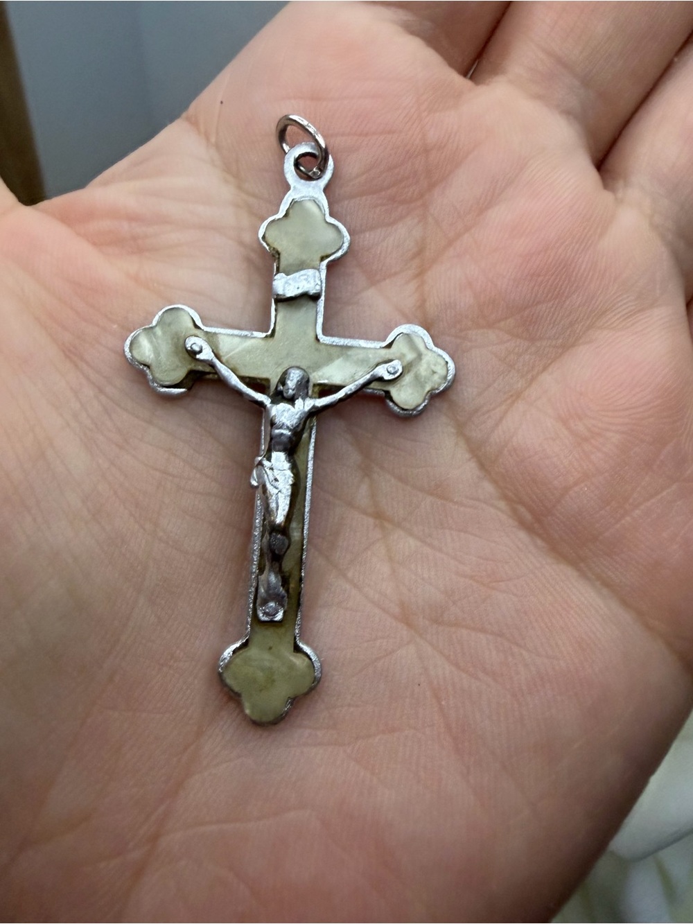Vintage-Style Crucifix Pendant in Cream and Silver Tone